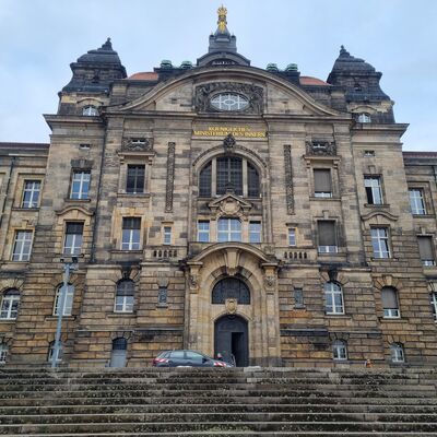 Bild vergr&ouml;&szlig;ern: S&auml;chsische Staatskanzlei. Au&szlig;en.
