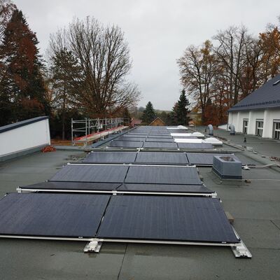 Bild vergr&ouml;&szlig;ern: Photovoltaikanlage auf dem Flachdach der Sportst&auml;tte J&ouml;&szlig;nitz