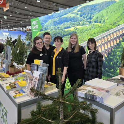 Bild vergr&ouml;&szlig;ern: Auf der CMT in Stuttgart 2026: (v.l.n.r.) Astrid Schnabl (Tourismuszentrum Zeulenrodaer Meer), Ronny Wei&szlig; (S&auml;chsische Staatsb&auml;der GmbH), Kathleen Dentler (Tourist-Information Plauen), Victoria Kalbitz (Tourismusverband Vogtland e.V.) sowie Marie-Julie Hahn (DLT GmbH Sch&ouml;neck).