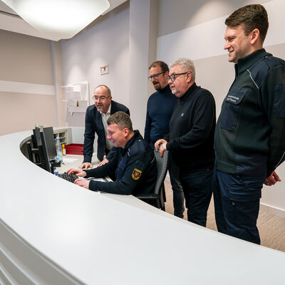 Bild vergr&ouml;&szlig;ern: Oberb&uuml;rgermeister Steffen Zenner, Mario Heuser vom GVD, Ren&eacute; Schreiter, Frank Zabel und Martin Gabriel (v.l.n.r.) am Tresen im B&uuml;rgerpunkt
