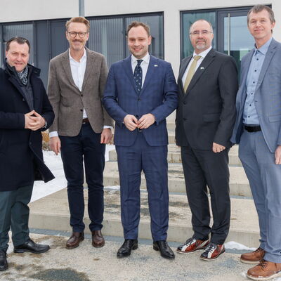 Bild vergr&ouml;&szlig;ern: Landtagsabgeordneter J&ouml;rg Schmidt, Christopher Rubin, Landtagspr&auml;sident Alexander Dierks , sowie Oberb&uuml;rgermeister Steffen Zenner und Wirtschaftsf&ouml;rderer Alexander Stempell vor der Rubinm&uuml;hle Vogtland