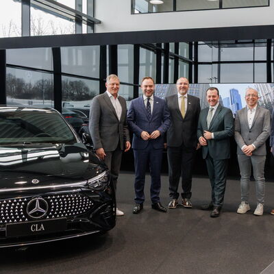 Bild vergr&ouml;&szlig;ern: Alexander M&uuml;ller, Landtagspr&auml;sident Alexander Dierks , Oberb&uuml;rgermeister Steffen Zenner, sowie Landtagsabgeordneter J&ouml;rg Schmidt, Torsten Berger, und Wirtschaftsf&ouml;rderer Alexander Stempell im Autohaus Auto M&uuml;ller