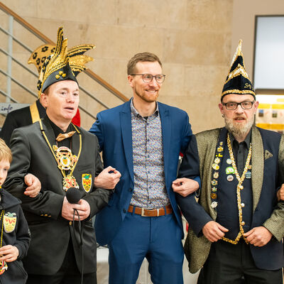 Bild vergr&ouml;&szlig;ern: Narren bringen Rathausschl&uuml;ssel zur&uuml;ck