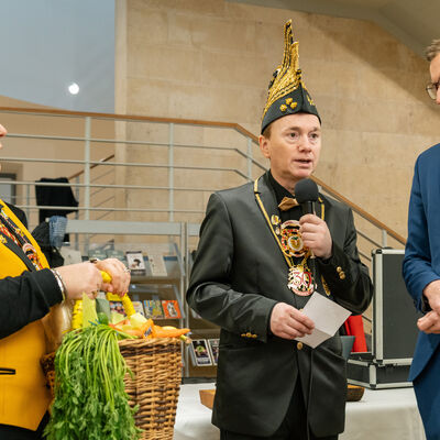 Bild vergr&ouml;&szlig;ern: Narren bringen Rathausschl&uuml;ssel zur&uuml;ck