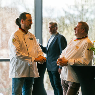 Bild vergr&ouml;&szlig;ern: B&auml;ckermeister Torsten Aust im Gespr&auml;ch mit Roland Ermer (Pr&auml;sident des Zentralverbandes des Deutschen B&auml;ckerhandwerks)