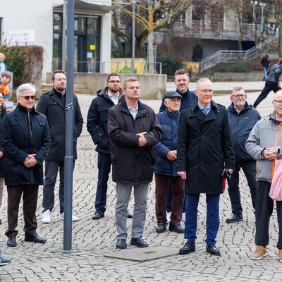 Bild vergr&ouml;&szlig;ern: Zwischen den Besuchern, Dr. Axel Steinbach (Vertreter des Landrats des Vogtlandkreises) und Dr. Kai-Michael Sprenger (Direktor der Gesch&auml;ftsstelle der Stiftung Orte der Deutschen Demokratiegeschichte)