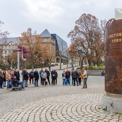 Bild vergr&ouml;&szlig;ern: Blick auf die Einweihung digitaler Erinnerungsort am Thomas-K&uuml;ttler-Platz