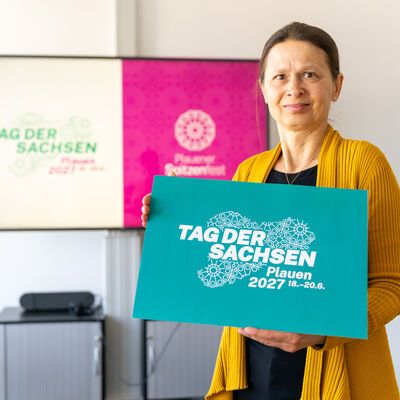 Bild vergr&ouml;&szlig;ern: Katja Schmidt von der Plauener Arge mit dem neuen Logo