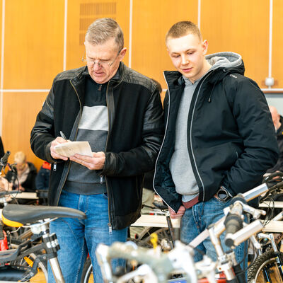 Bild vergr&ouml;&szlig;ern: Einblicke in die Versteigerung