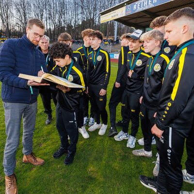 Bild vergr&ouml;&szlig;ern: Futsal C-Junioren - G&auml;stebuch der Stadt