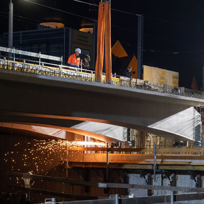 Bild vergr&ouml;&szlig;ern: Neue Elsterbr&uuml;cke - Einbau Br&uuml;ckenteile April 2026