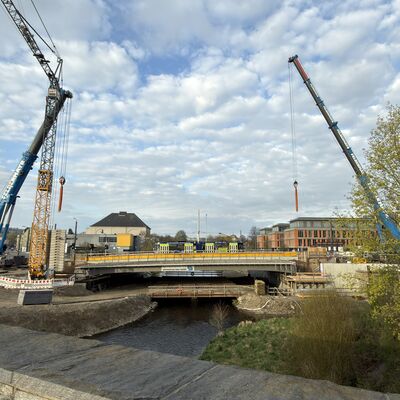 Bild vergr&ouml;&szlig;ern: Neue Elsterbr&uuml;cke - Einbau Br&uuml;ckenteile April 2026