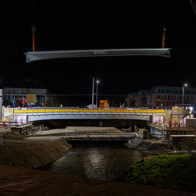 Bild vergr&ouml;&szlig;ern: Neue Elsterbr&uuml;cke - Einbau Br&uuml;ckenteile April 2026