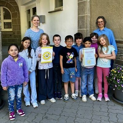 Bild vergr&ouml;&szlig;ern: Kinder der Klasse 1 gemeinsam mit der Klassenlehrerin Frau Sammler und der Schulleiterin Frau Pfeifer