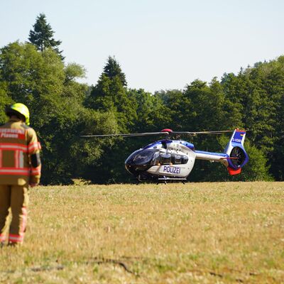 Bild vergr&ouml;&szlig;ern: Waldbrand "Schwarzes Holz" - 12. August | Tag 2 - Hubschrauber im Einsatz