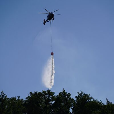 Bild vergr&ouml;&szlig;ern: Waldbrand "Schwarzes Holz" - 12. August | Tag 2 - Hubschrauber im Einsatz