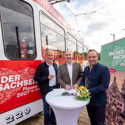 Bild vergr&ouml;&szlig;ern: HITRADIO RTL und Antenne Sachsen - Stra&szlig;enbahn zum Tag der Sachsen