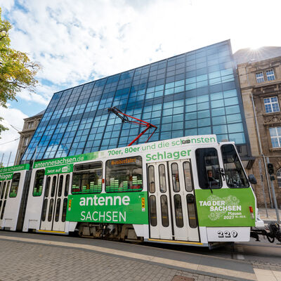 Bild vergr&ouml;&szlig;ern: HITRADIO RTL und Antenne Sachsen - Stra&szlig;enbahn zum Tag der Sachsen