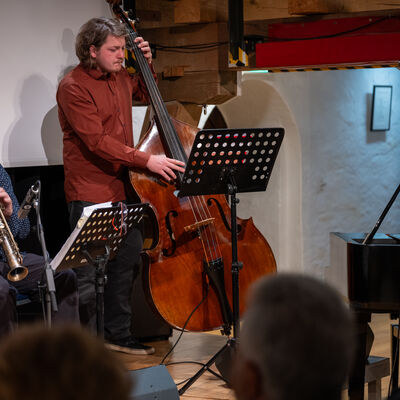 Bild vergr&ouml;&szlig;ern: Musikalische Beitr&auml;ge von Till Wardezki, Franz Xaver Gruber und J&ouml;rg Piesendel (Klavier, Kontrabass und Saxophon) bildeten das Rahmenprogramm der Verleihung.