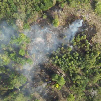 Bild vergr&ouml;&szlig;ern: Drohnenaufnahme Waldbrand