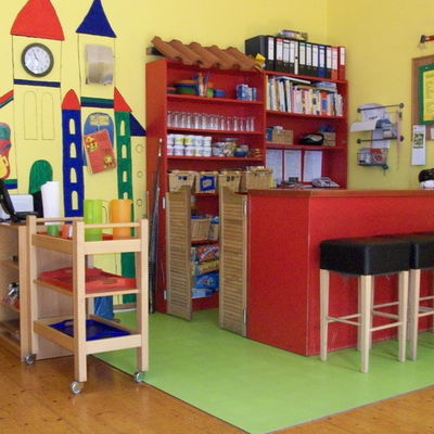 Bild vergrößern: Blick auf das Kinderzentrum mit Spielzeug im Kinder- und Jugendhaus eSeF