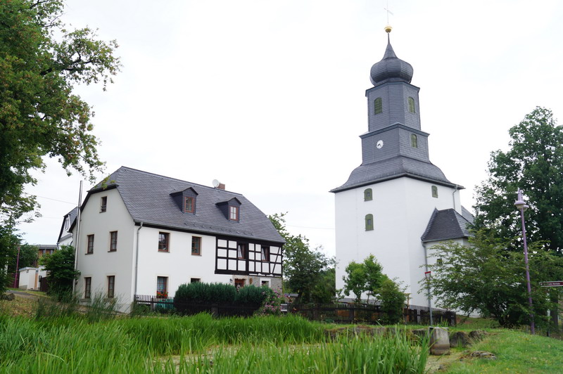 Bild vergrößern: Kirche in Steindorf mit alter Schule