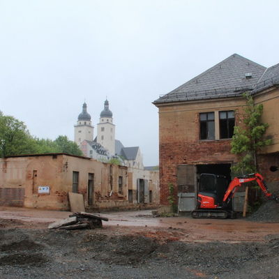Bild vergr&ouml;&szlig;ern: Noch ist den beiden ehemaligen Fabrikhallen nicht anzusehen, dass sie in eine moderne Kita verwandelt werden, verbunden durch einen neuen Zwischenbau.