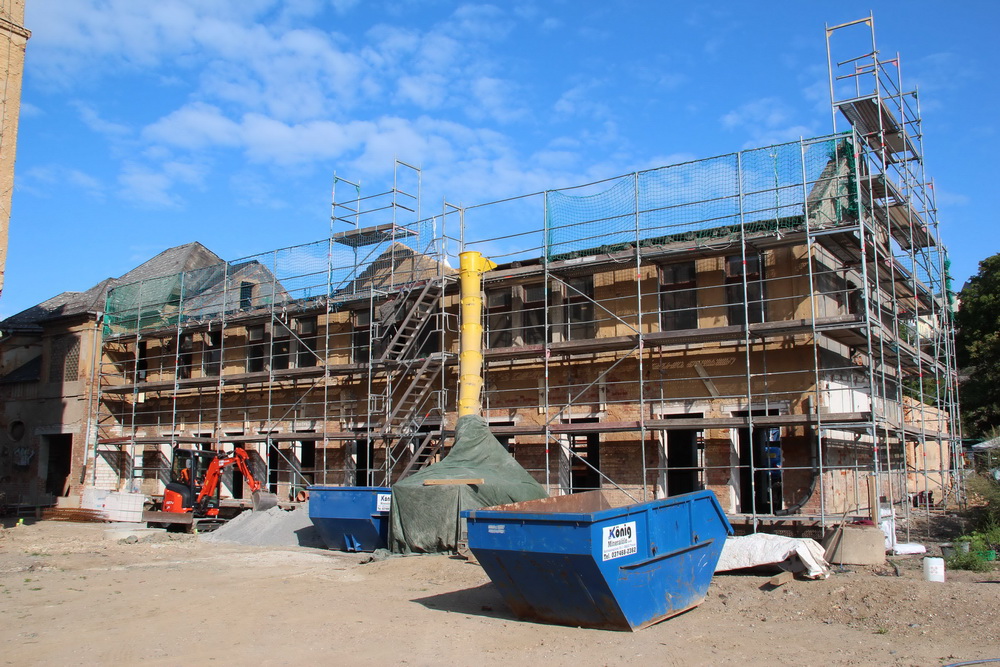 Bild vergrößern: Vom früheren Produktionsgebäude der Hempelschen Fabrik wurde gerade das alte Dach abgetragen und damit der Bau des neuen Dachgeschosses vorbereitet.