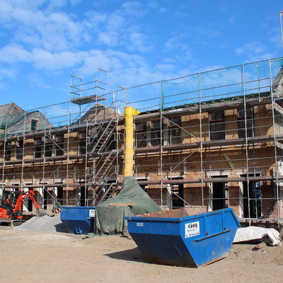 Bild vergrößern: Vom früheren Produktionsgebäude der Hempelschen Fabrik wurde gerade das alte Dach abgetragen und damit der Bau des neuen Dachgeschosses vorbereitet.