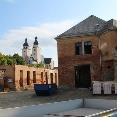 Bild vergrößern: Vom Nordgebäude steht nur noch das erste Geschoss, im früheren Produktionsgebäude der Hempelschen Fabrik hat der Ausbau begonnen.