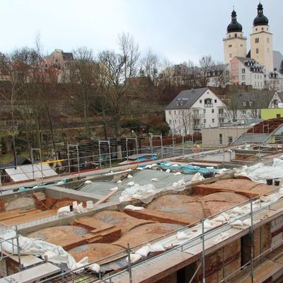 Bild vergr&ouml;&szlig;ern: Blick vom Bauger&uuml;st am S&uuml;dteil &uuml;ber die Gew&ouml;lbedecke auf dem Erdgeschoss im Nordteil der k&uuml;nftigen Kita.