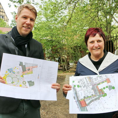 Bild vergr&ouml;&szlig;ern: Fachgebietsleiter Stadtplanung und Umwelt Markus L&ouml;ffler und Fachbereichsleiterin Bau und Umwelt Kertin Wolf mit den Pl&auml;nen zur Elsteraue.