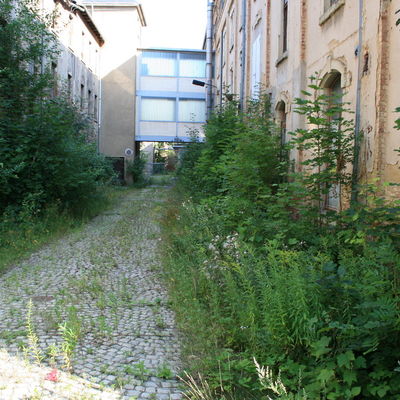 Bild vergrößern: Zwischen zwei Gebäuden der Hempelschen Fabrik