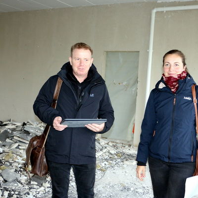 Bild vergrößern: Dina Wolf, Projektleiterin aus der Gebäude- und Anlagenverwaltung, und Architekt Marco Brockmeier auf der Baustelle.