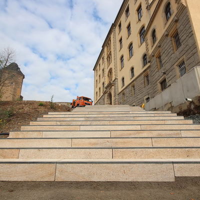 Bild vergrößern: Mit der Neugestaltung der Schlossterassen wird auch die Treppe erneuert, sie führt von der Hammerstraße aus zum Gerichtsgebäude, das zum Campus der Berufsakademie umgestaltet wird.