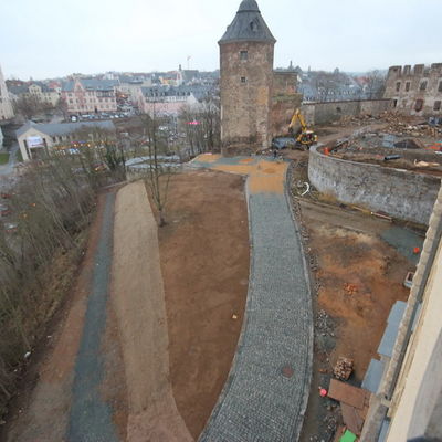 Bild vergrößern: Mitarbeiter der Firma UTR führen die letzten Pflasterarbeiten bei der Umgestaltung des ersten Abschnitts der Schloss-Terrassen aus.