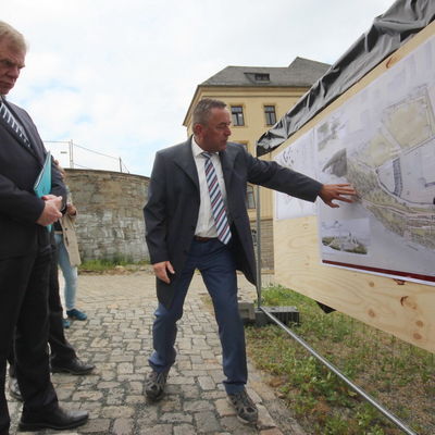 Bild vergr&ouml;&szlig;ern: Ralf Oberdorfer zeigt Prof. Dr. Georg Unland (links) die Pl&auml;ne der Stadt zur Neugestaltung der Schlossterrassen.