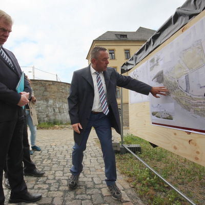 Bild vergrößern: Ralf Oberdorfer zeigt Prof. Dr. Georg Unland (links) die Pläne der Stadt zur Neugestaltung der Schlossterrassen.