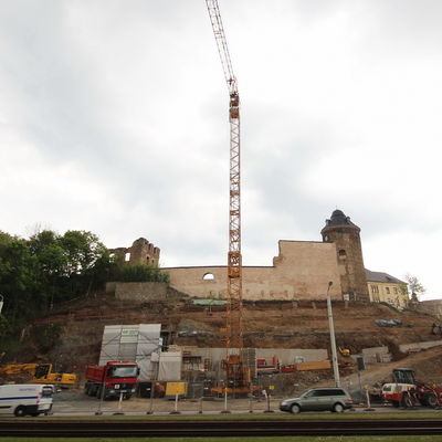 Bild vergr&ouml;&szlig;ern: Am Schlosshang sind die ersten Konturen der geplanten Gestaltung unter der Schlossmauer zu erkennen.