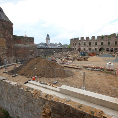 Bild vergrößern: Schaut man künftig aus dem Lehrgebäude auf Schlosshof und Mensa wird man im Vordergrund eine Brücke sehen.