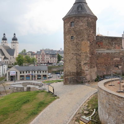 Bild vergr&ouml;&szlig;ern: Aus dem Lehrgeb&auml;ude heraus gelangt man k&uuml;nftig am Schlossturm vorbei auf die Terrassen mit dem Aussichtspunkt.