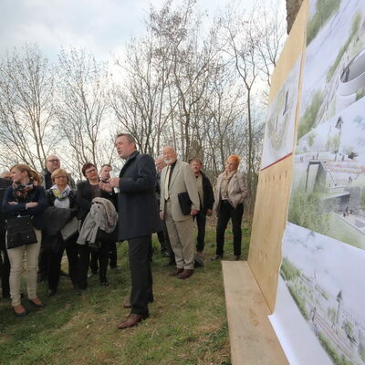 Bild vergrößern: Oberbürgermeister Ralf Oberdorfer gibt den Startschuss zum Umbau der Schlossterrassen in Plauen.
