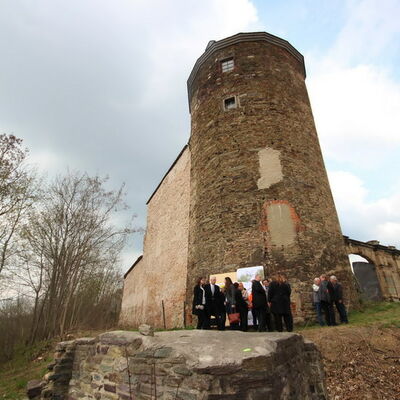 Bild vergrößern: Auf den Ruinen im Vordergrund wird nach Fertigstellung der Schlossterrassen ein Aussichtspunkt sein. Foto: Brand-Aktuell