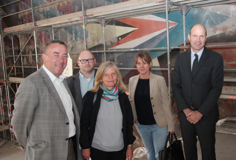 Bild vergrößern: Ralf Oberdorfer, Dr. Oliver Sukrow, Dagmar Groß, Jana Sachse und Prof. Philip Kurz (von links) vor dem Wandbild, das schon teilweise freigelegt ist.
