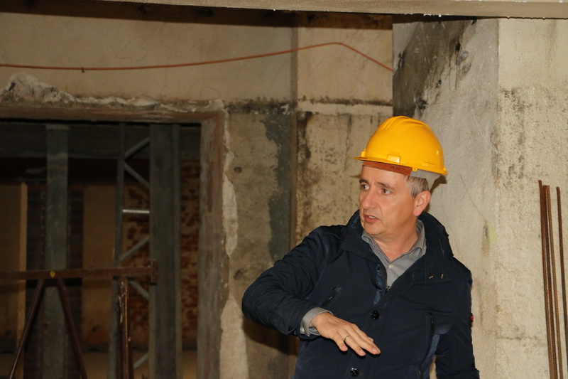 Bild vergrößern: Projektleiter Axel Markert während des Baustellenrundgangs.
