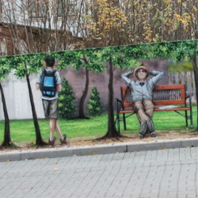 Bild vergrößern: Mit den Figuren von Vater und Sohn und eigenen Ideen hat Street-Art- und Graffiti-Künstler Andre Bretschneider den Zaun auf der Bahnhofstraße verschönert.