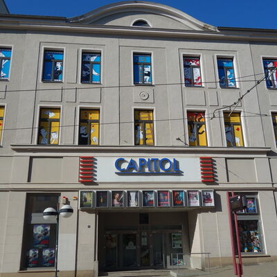 Bild vergr&ouml;&szlig;ern: Gestaltete Fenster am Capitol-Kino