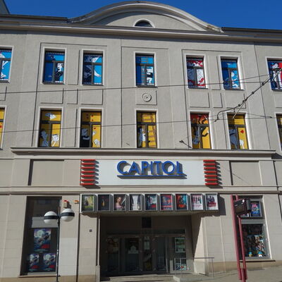 Bild vergrößern: Gestaltete Fenster am Capitol-Kino