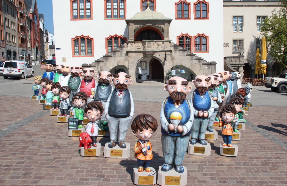 Bild vergrößern: Vor dem Alten Rathaus waren die 15 Vater- und Sohn-Figurenpaare aufgestellt.