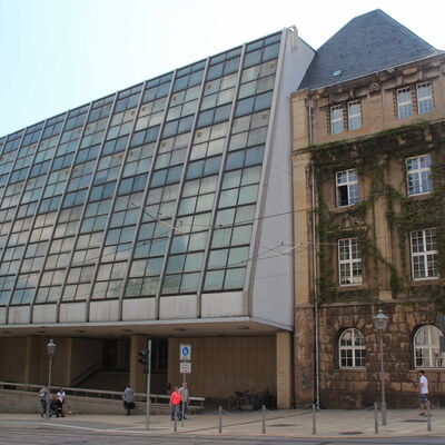 Bild vergrößern: Aktuelle Ansicht des Rathauses (Blick Dobenaustraße)